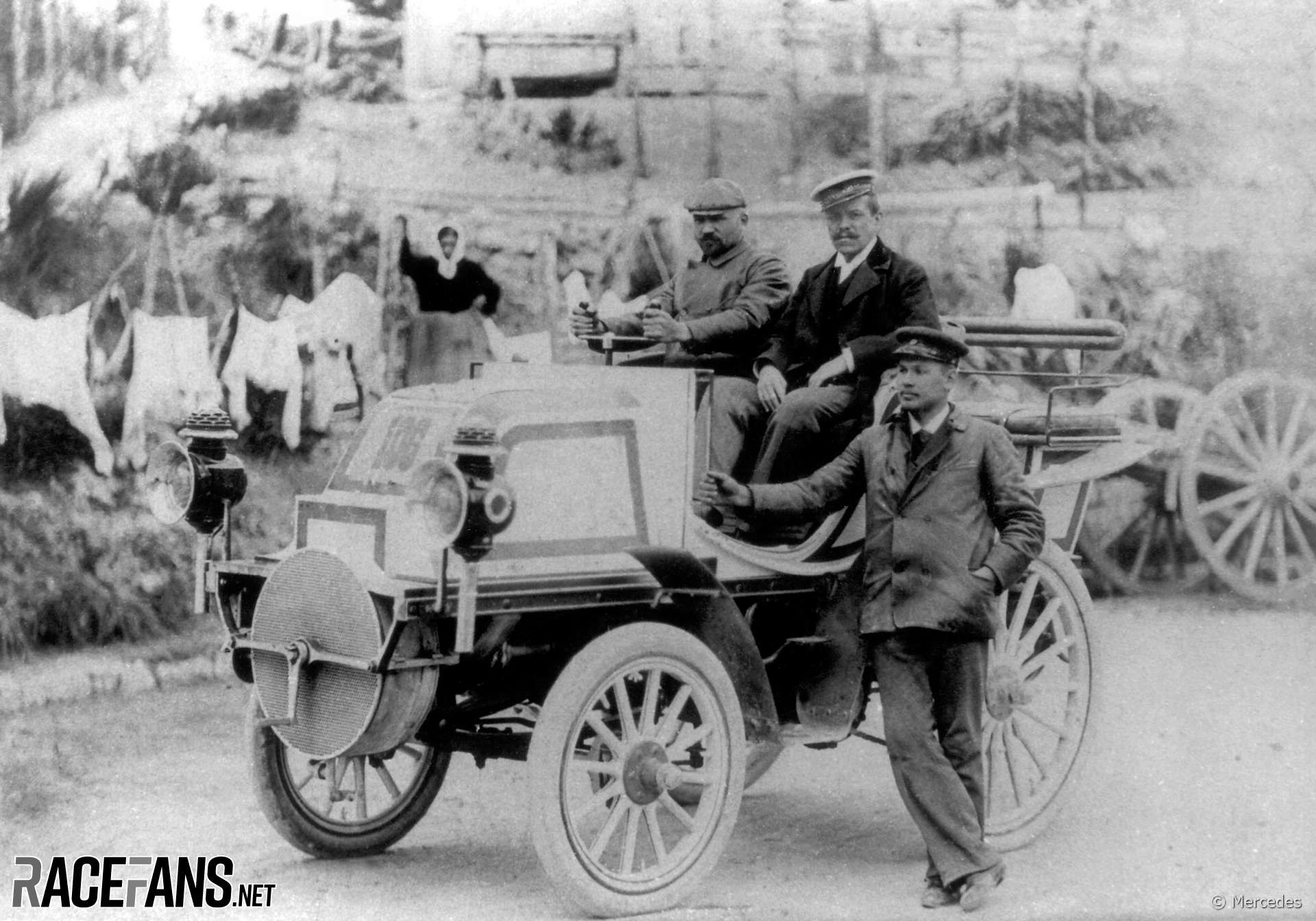 Первая машина жене. Первый автомобиль Мерседес 1899. Даймлер 1903. Автомобиль Даймлер Феникс 1897 года. Грузовик Даймлер 1898 г..