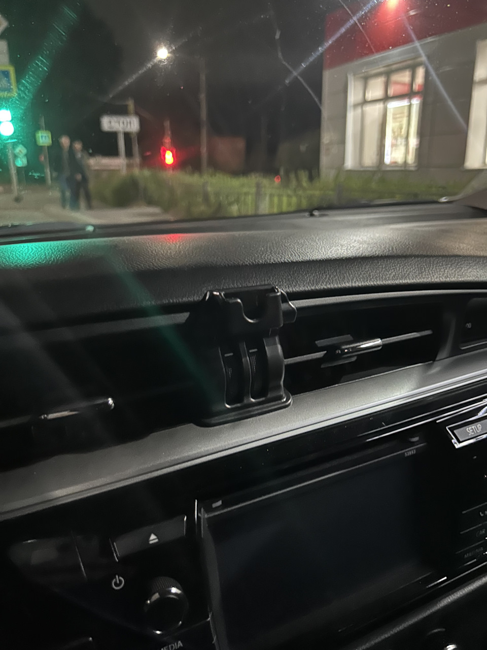 Крепление под телефон…почти как оригинал)) — Toyota Corolla (160), 1,6 ...