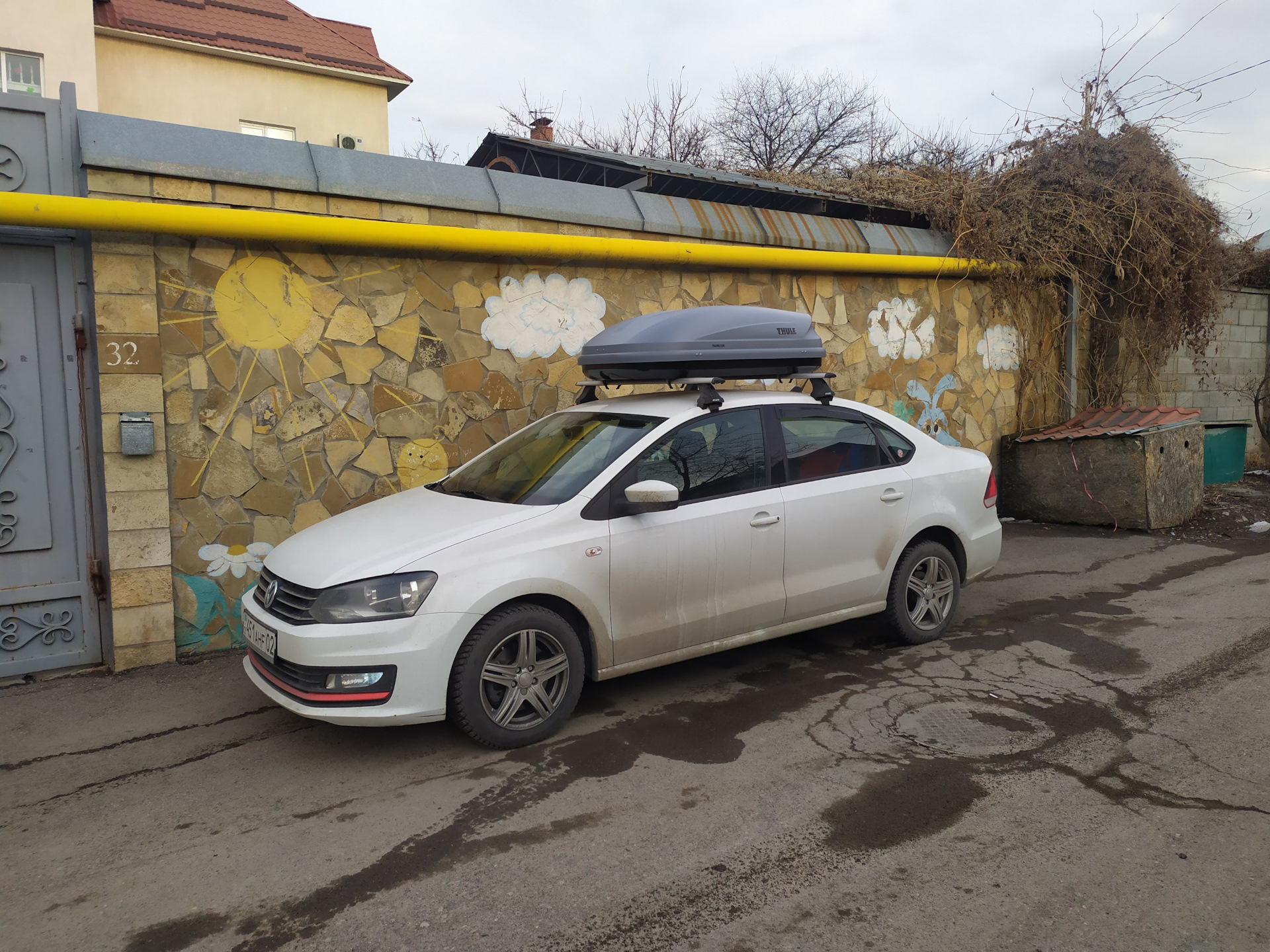 Автобокс на Крышу Thule Pacific 100 — Volkswagen Polo Sedan, 1,6 л, 2018  года | аксессуары | DRIVE2