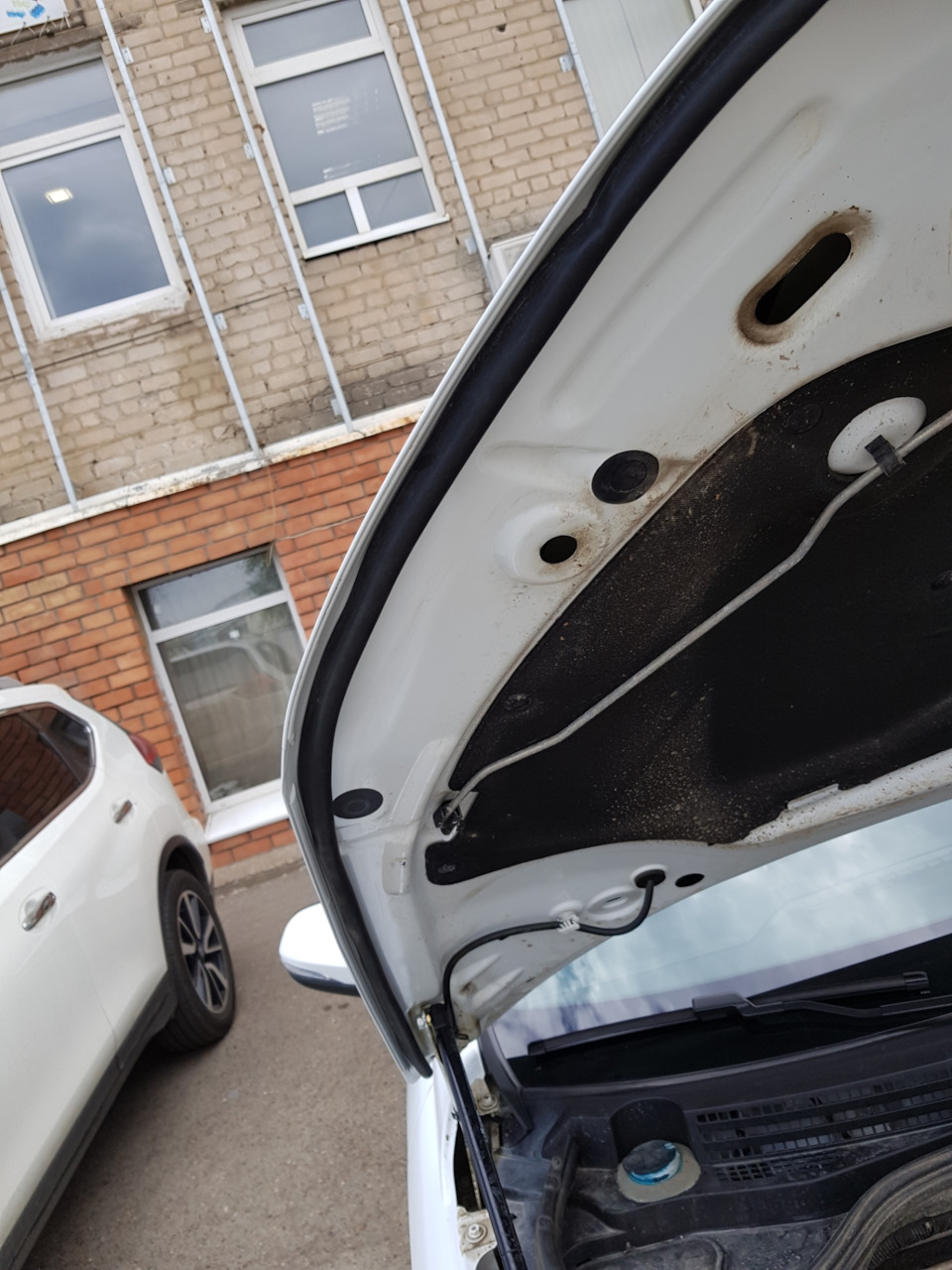 Уплотнитель капота — Lada Vesta (1G), 1,6 л, 2020 года | аксессуары ...