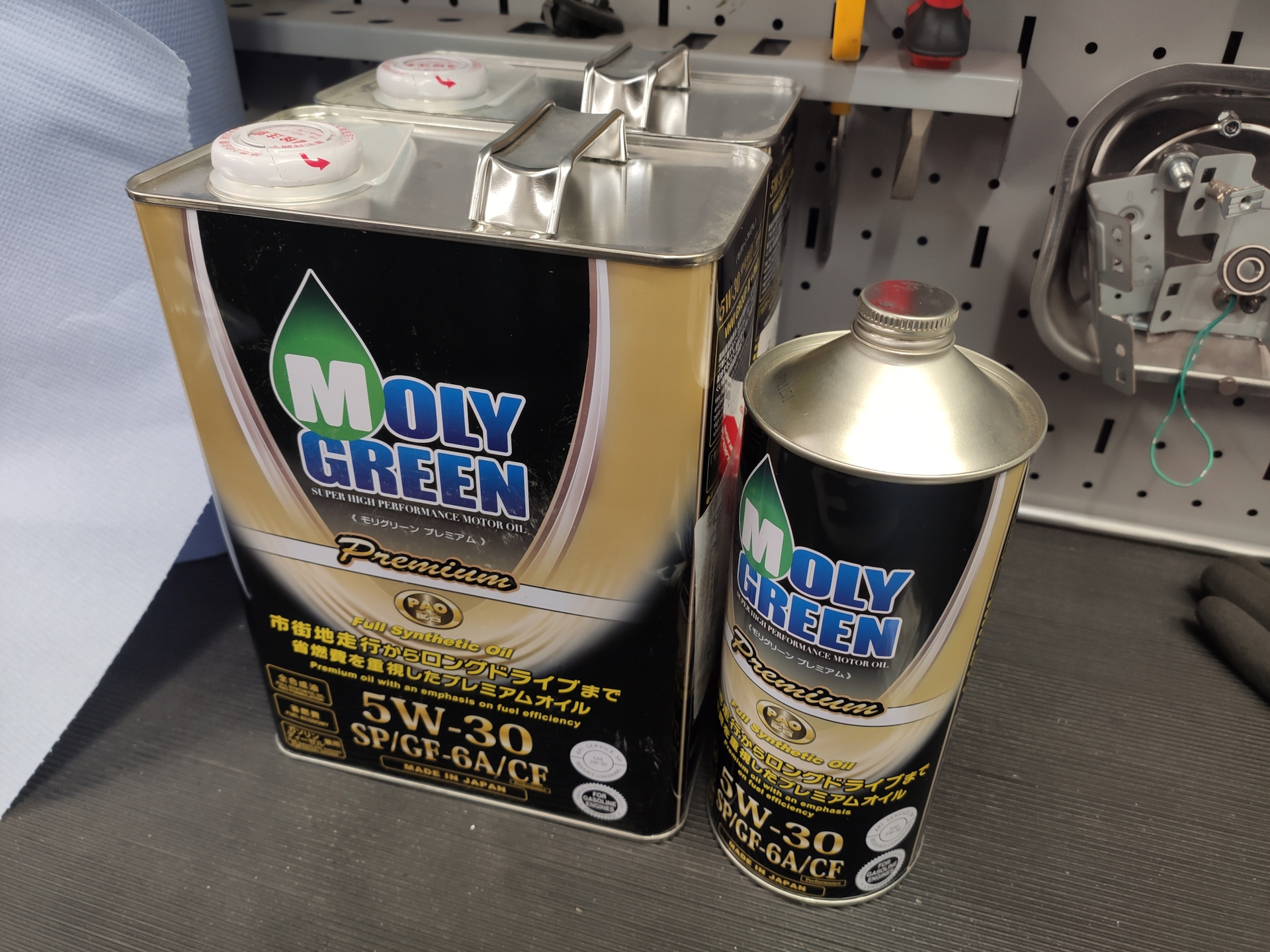 Moly green 5w30 premium. Moly Green 5w40 APS. Моли Грин 5ц30 прос. Moly Green 5w30 Pro s drive2. Molly Green 5w30 цвет.