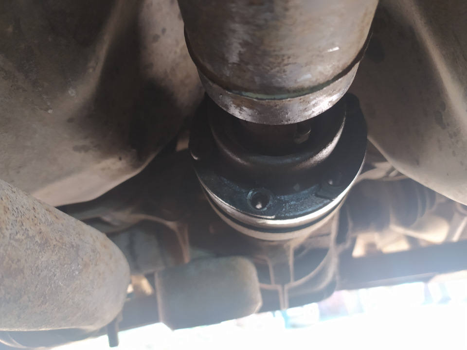 Откручиваю от редуктора. Видно пластины пружинные. — Jaguar X-Type