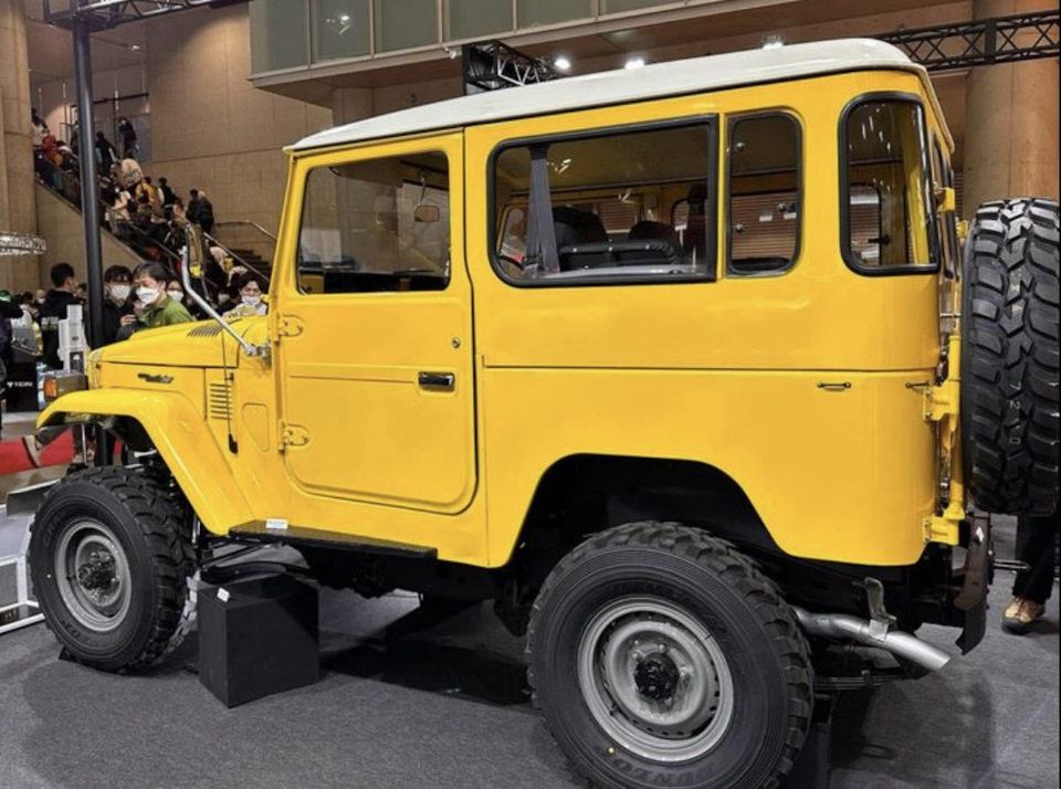 Сбоку особенно заметен лифт. Причем уже видно что это лифт кузова — Toyota Land Cruiser 40