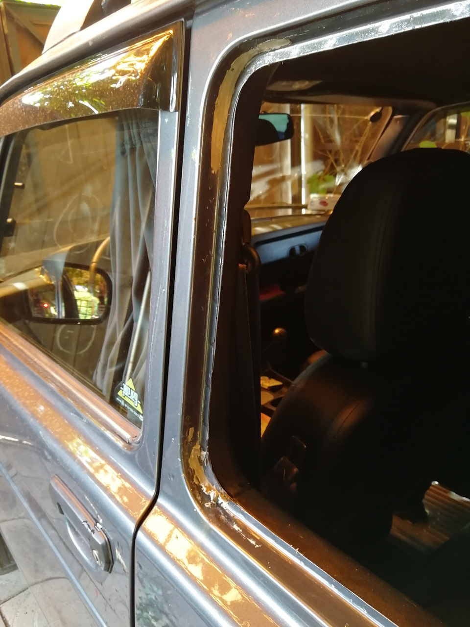 Какой-то дрянью углы намазанный, не герметик это — Lada 4x4 3D