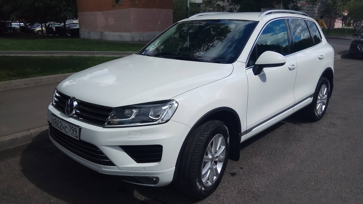 Черный Volkswagen Touareg 2014