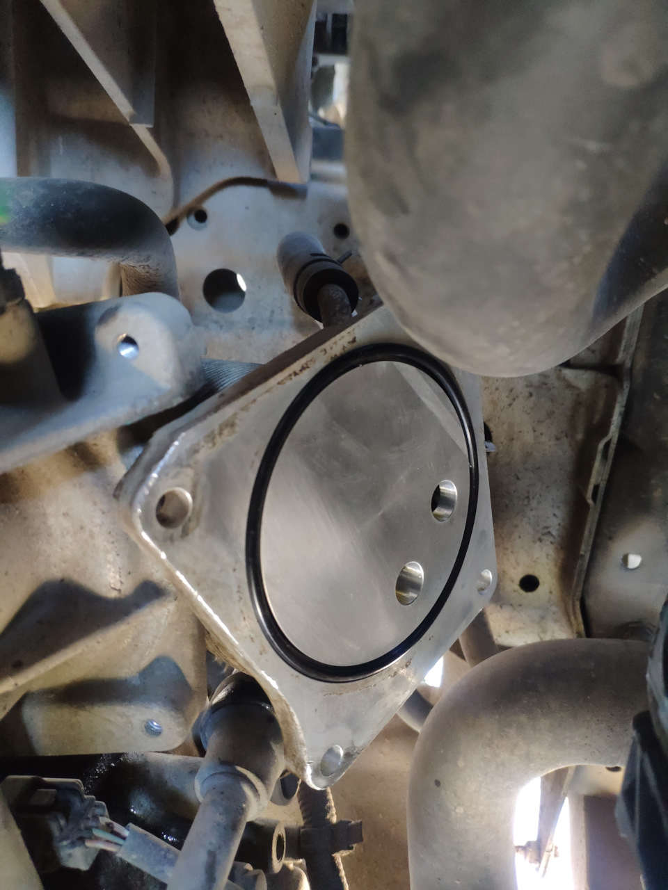 . неудобно менять прокладку теплообменника (хорошо его видно сверху) — Nissan Qashqai (1G)