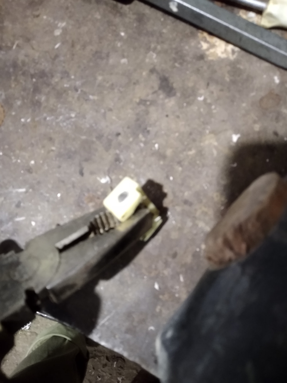 Забиваем заранее отрезанный пруток на половину сначала в одно отверстие, затем прижав пруток пассатижами забиваем его в последнее — Toyota Corolla (160)