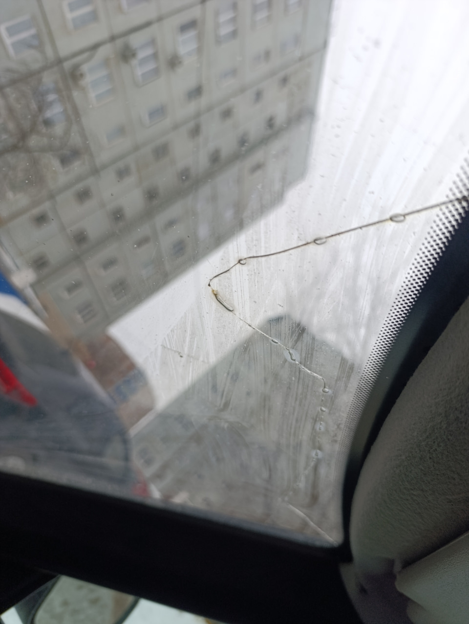 Правая верхняя сторона стекла — Lada 21124