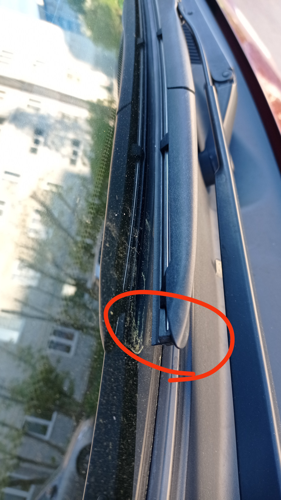 Несмотря на все мои многочисленные усилия, направляющие из комплекта не прилегают полностью к стеклу — Toyota Corolla Fielder Hybrid