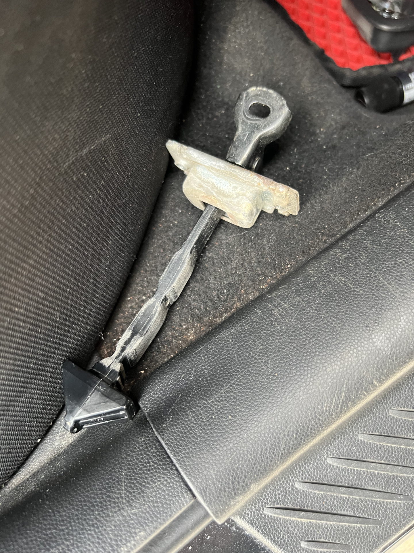 13. Ограничители дверей. — Mazda 3 (1G) BK, 1,6 л, 2004 года ...
