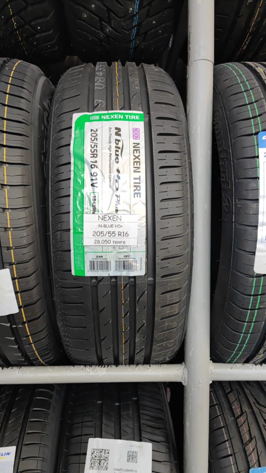 Фото в бортжурнале Mercedes-Benz 190 (W201). Запчасти на фото: Nexen N'Blue HD