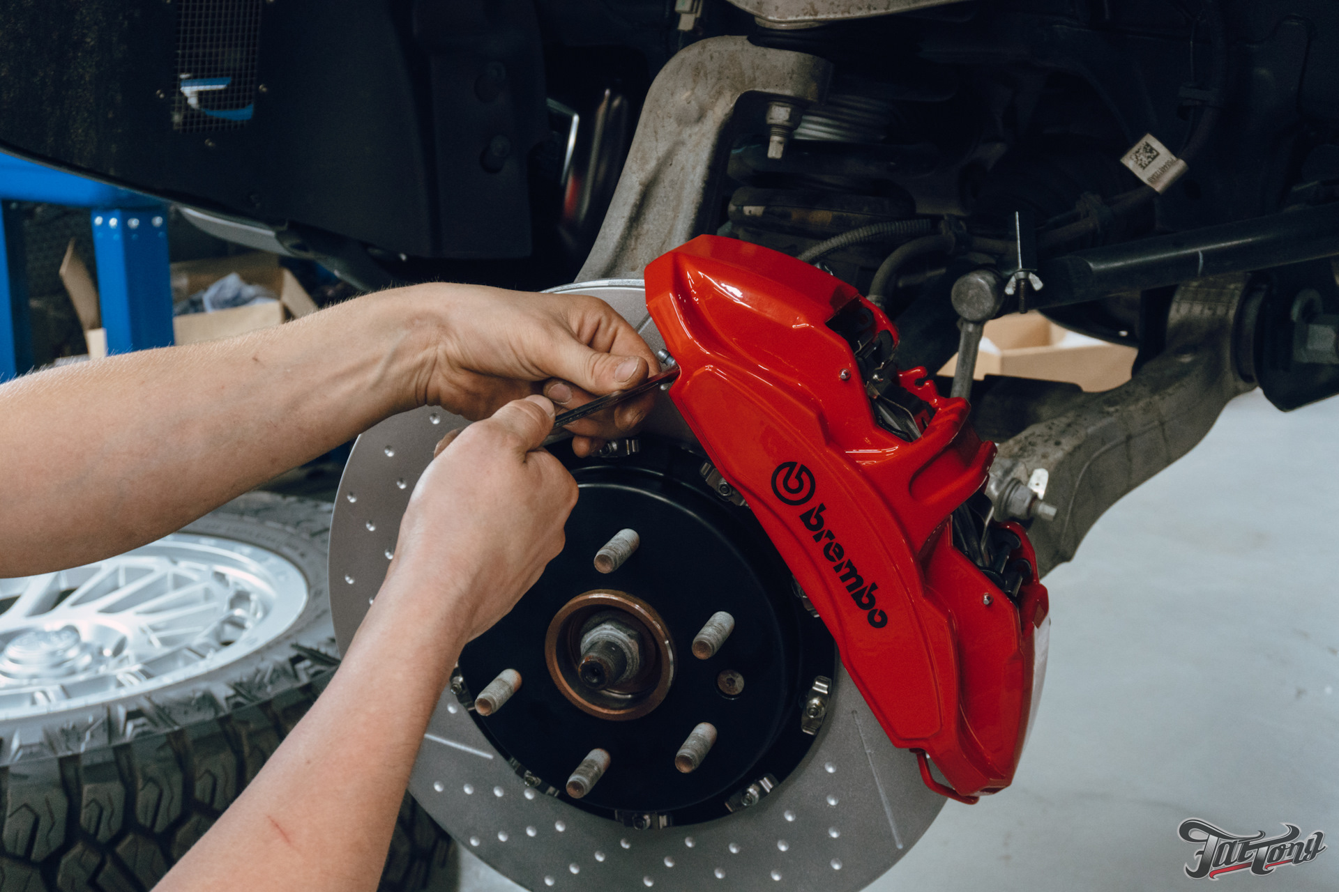 Установить тормоза. Тормозная система BREMBO Chaser 100. Тормоза BREMBO на ВАЗ 2107. Тормоза BREMBO на ниву. Тормоза Брембо на Хавал джоллион.