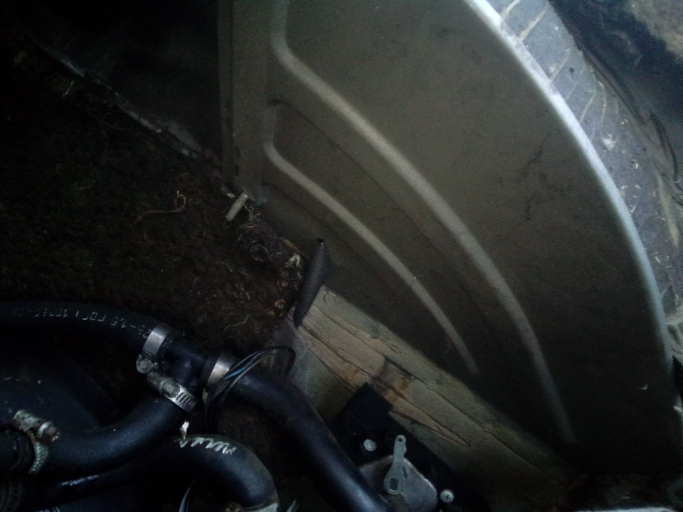 Вот в этом месте можно попробовать сделать клапан рециркуляции — Lada 2120 Надежда