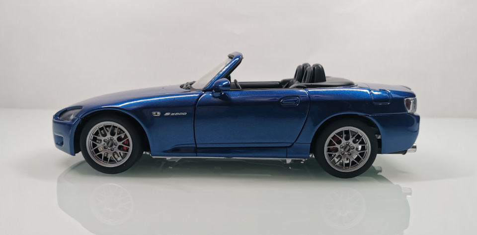 Honda S2000 with optional color & hardtop 1/18 by AutoArt