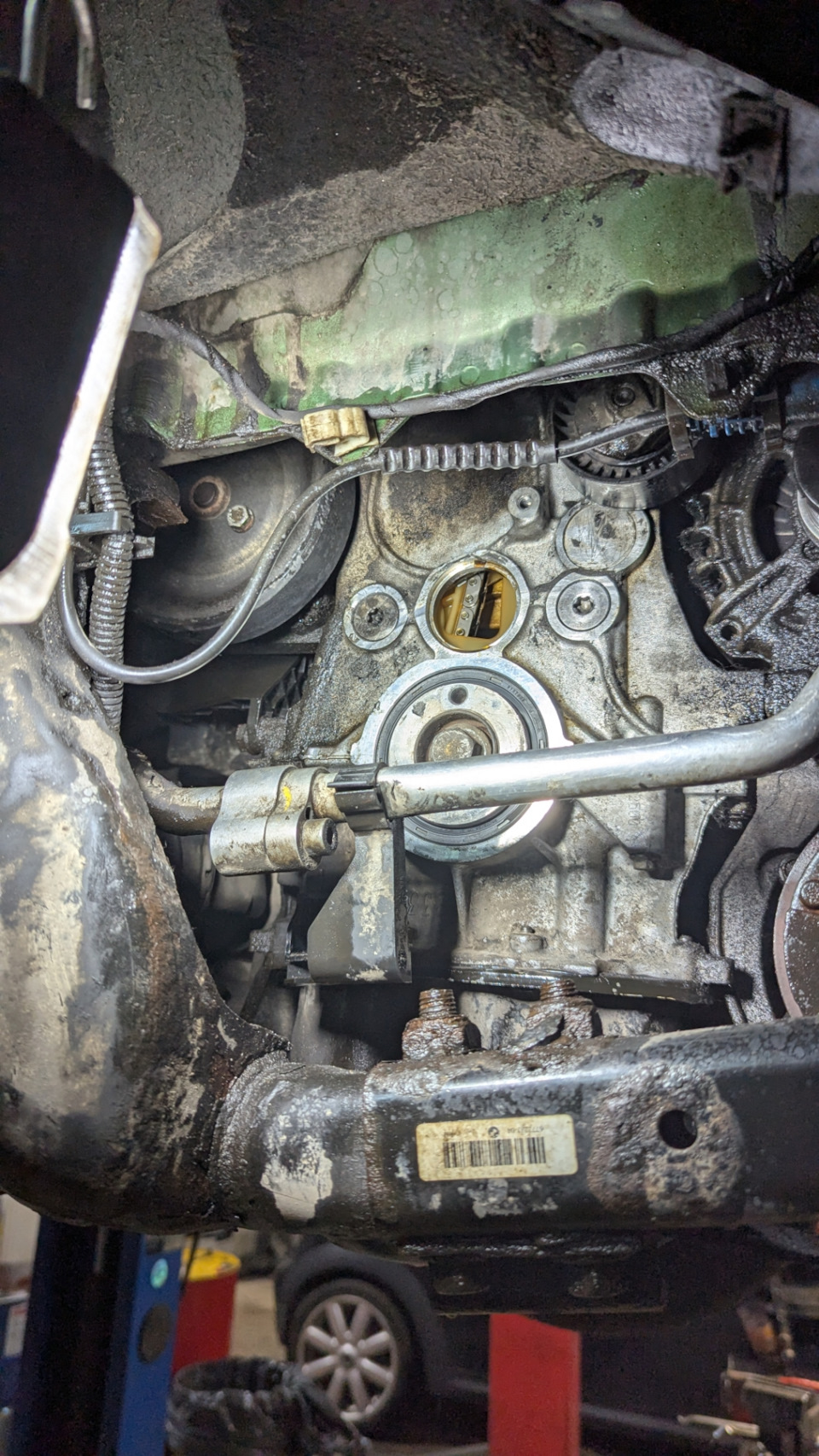 214 130км меняют по гарантии Сальник переднего коленвала — MINI ...