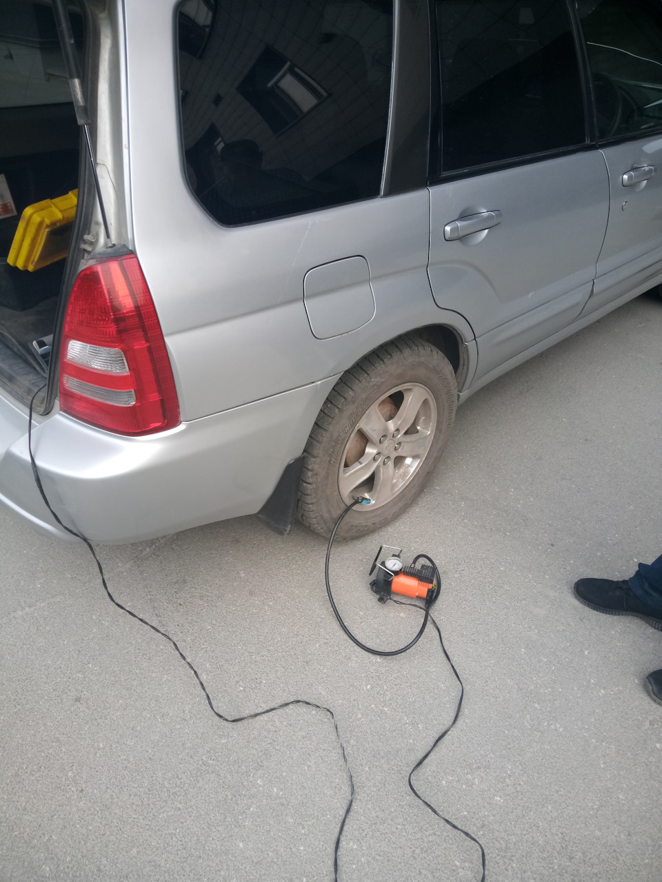 Компрессор включаем в багажнике — Subaru Forester (SG)