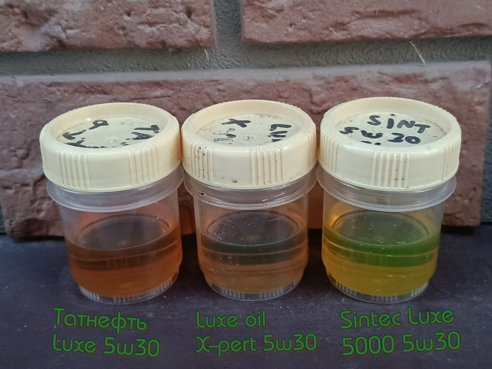 Когда были морозы, успел сфоткать синтеГ в сравнении с парой других масел, по цвету всё понятно) — Honda Jazz (1G)