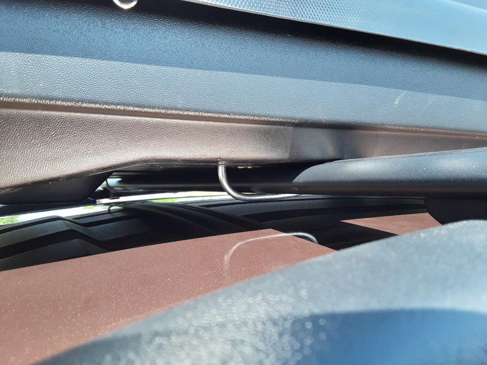 П-обращные скобы широкие, сдвинул вперед, чтобы при торможении резком бокс не сдвинулся ни на миллиметр — Lada XRAY