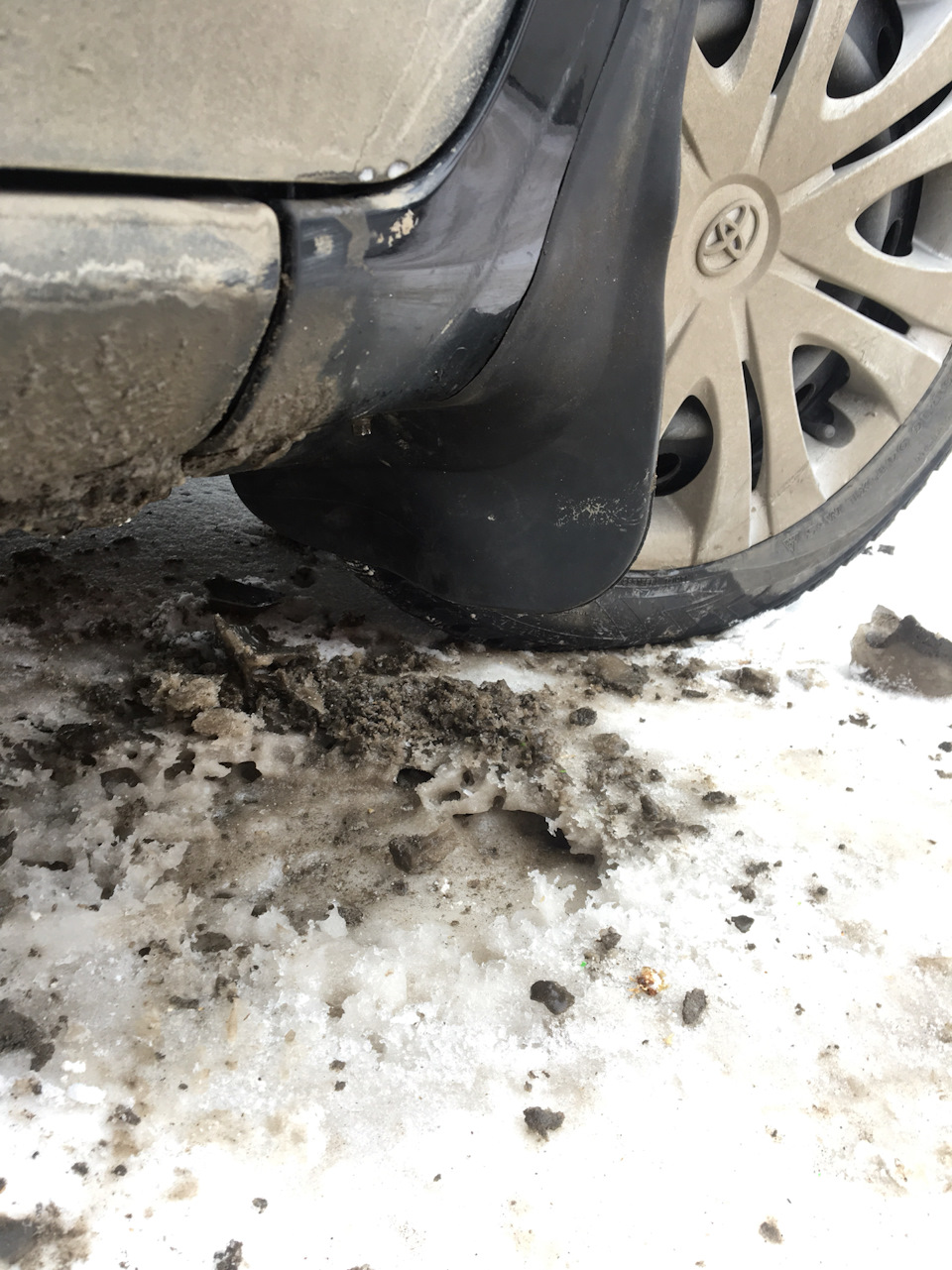 Замена брызговиков. — Toyota Corolla (140/150), 1,6 л, 2008 года ...