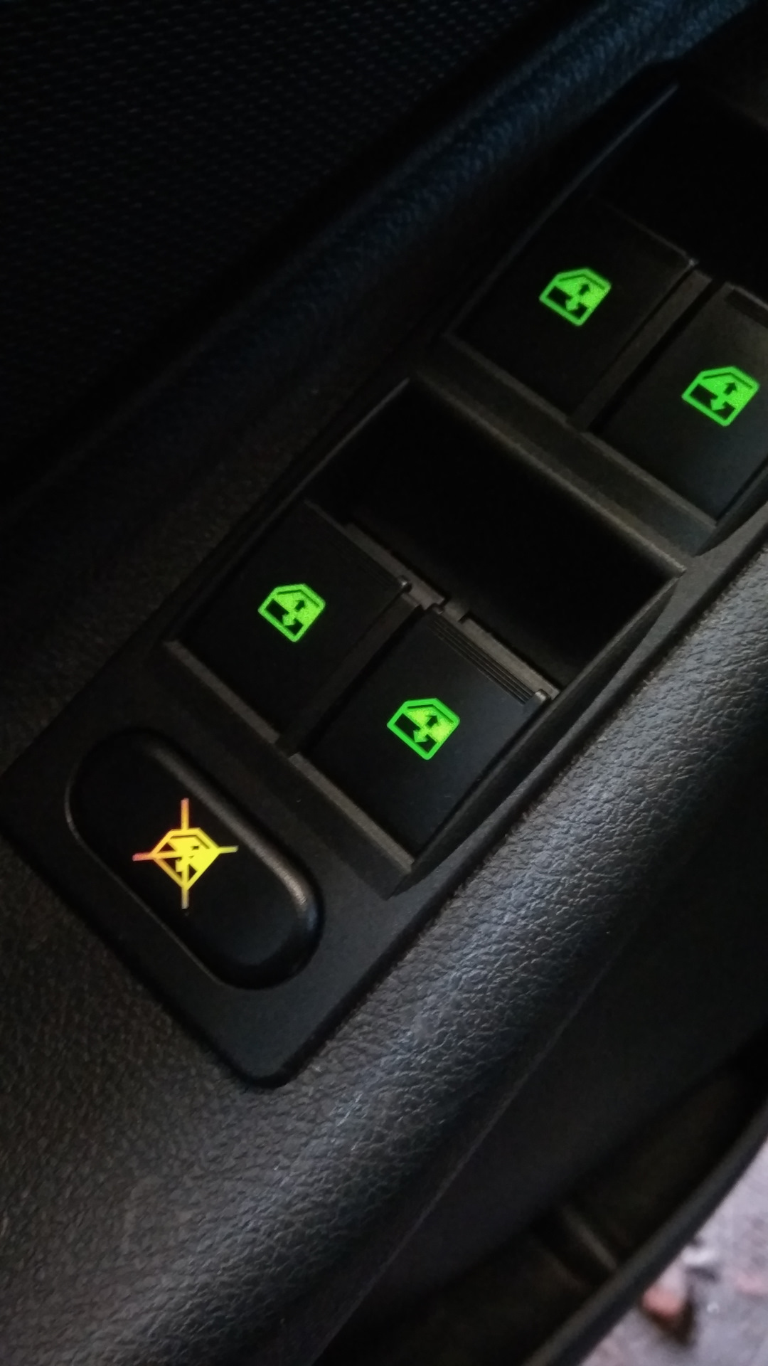 Подсветка кнопок гранта. Кнопки ЭСП задние Гранта. Блок кнопок стеклоподъемников Гранта 2 кнопки. Кнопки стеклоподъемников Приора Hyundai Getz.