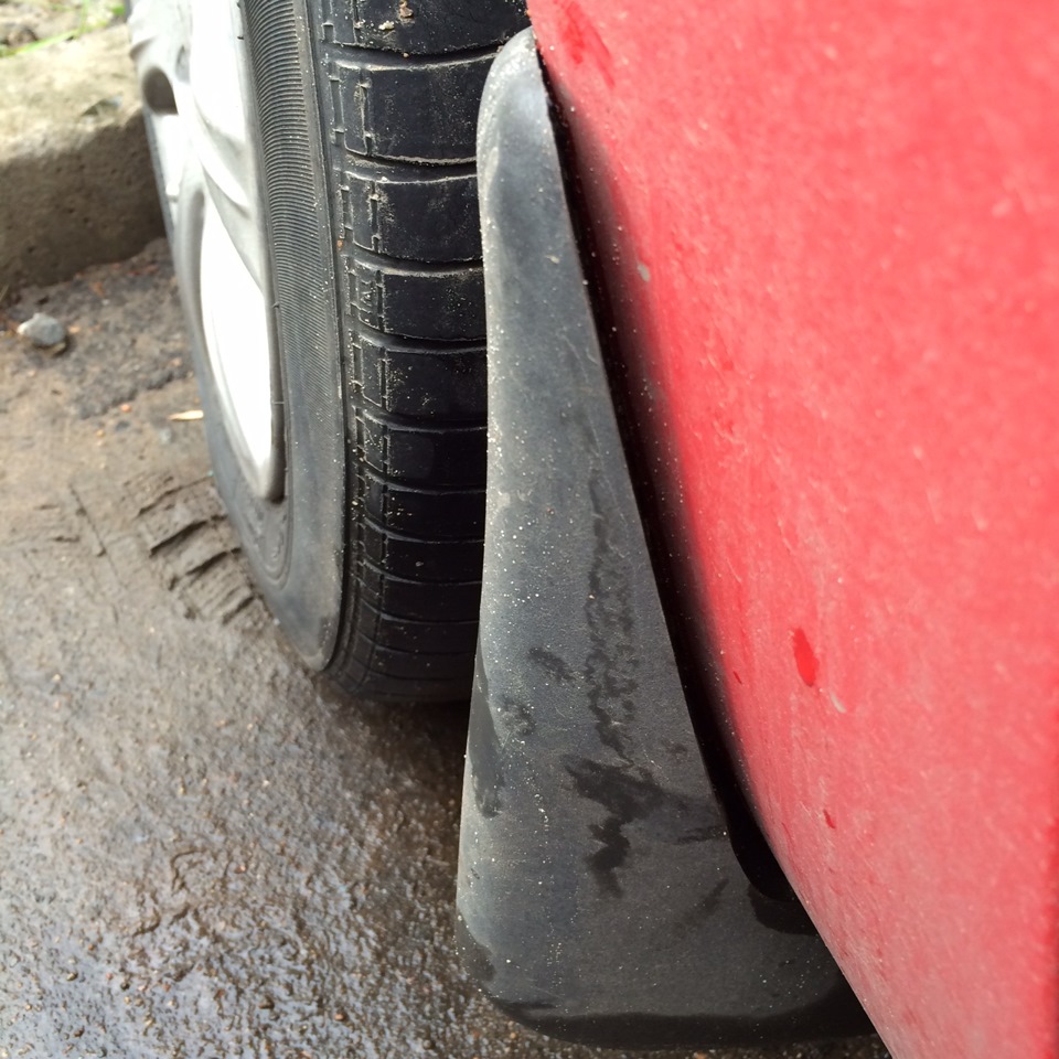 Зазор между крылом и стоковым брызговиком. — Ford Fiesta (Mk V), 1,4 л ...