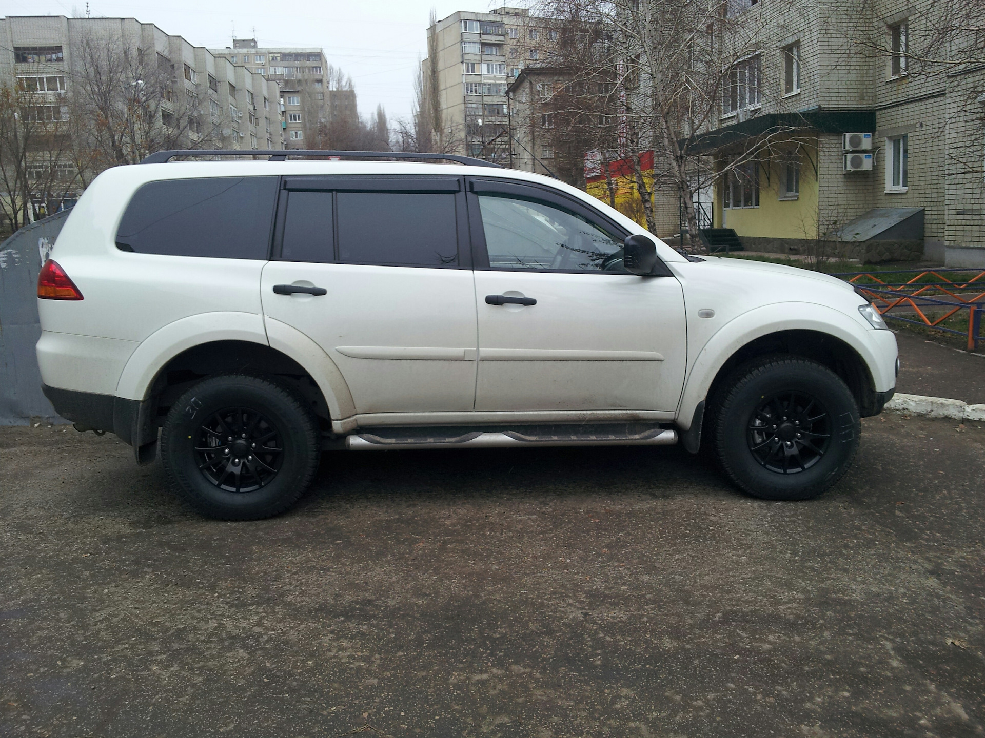 Диски pajero sport 2. Mitsubishi Pajero Sport 2 колеса. Диски черного цвета на Мицубиси Паджеро спорт 2.