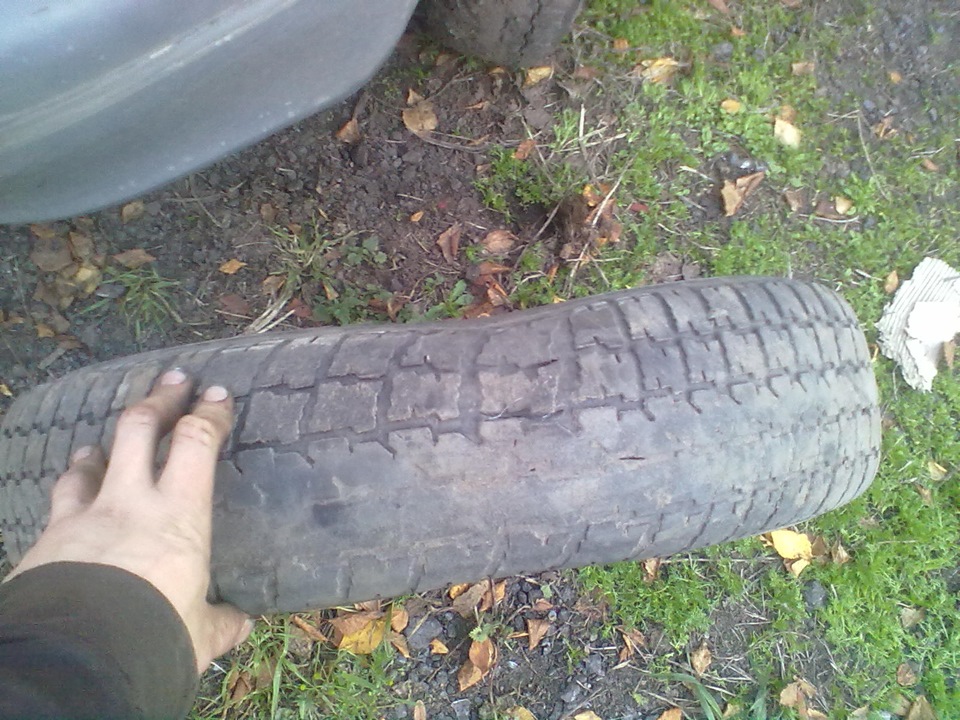 снятая покрышка с правого переднего колеса — ГАЗ Газель, 2,2 л, 1997 ...