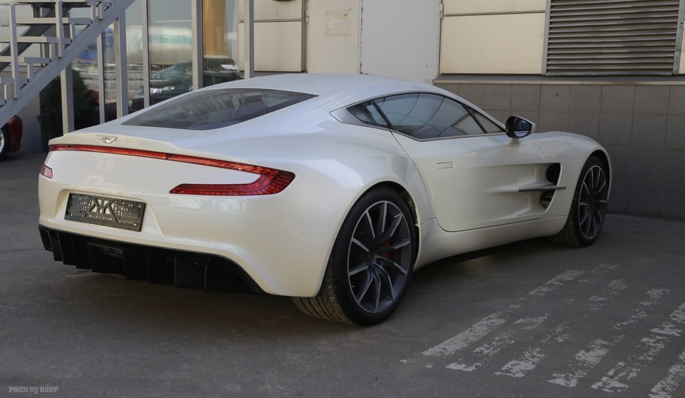 Астон история екатеринбург. Aston Martin one 77q. Aston Martin one-77 гиперкар. Aston Martin one-77 q-Series.