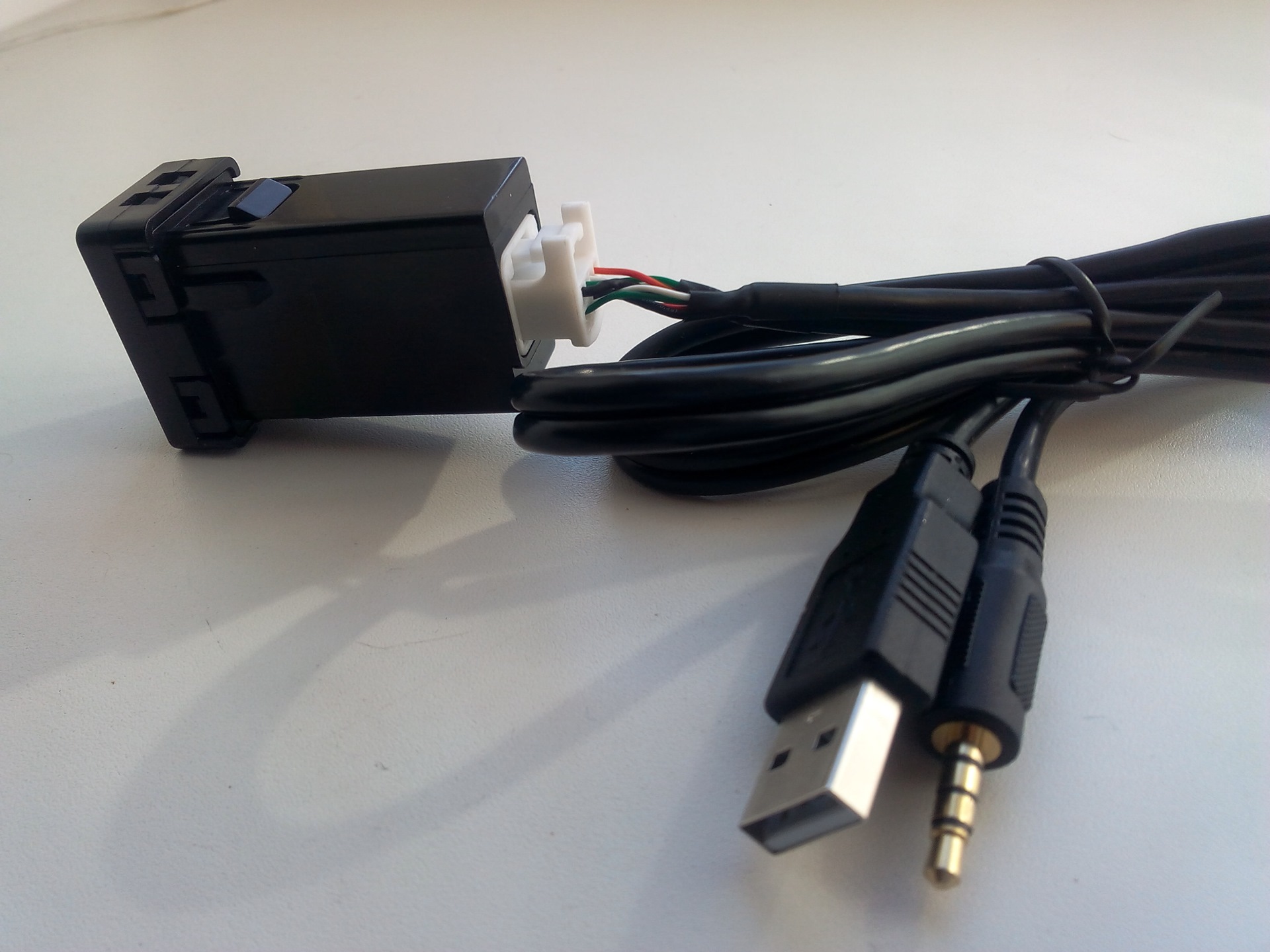 Блок aux. Адаптер USB aux Toyota Corolla 150. USB aux адаптер Toyota Corolla 180. Разъем aux Toyota. Адаптер Тойота Королла 150.