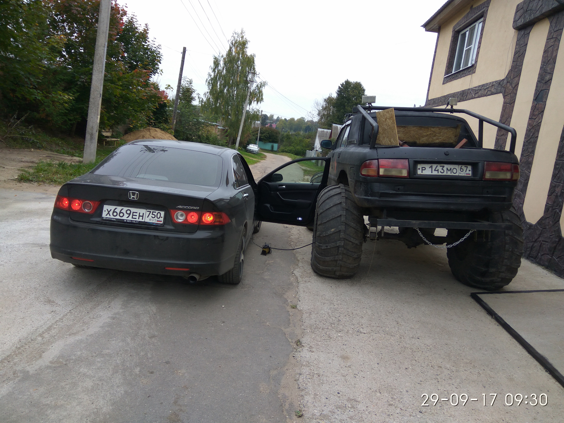 вездеход заезжает на бордюр одним колесом