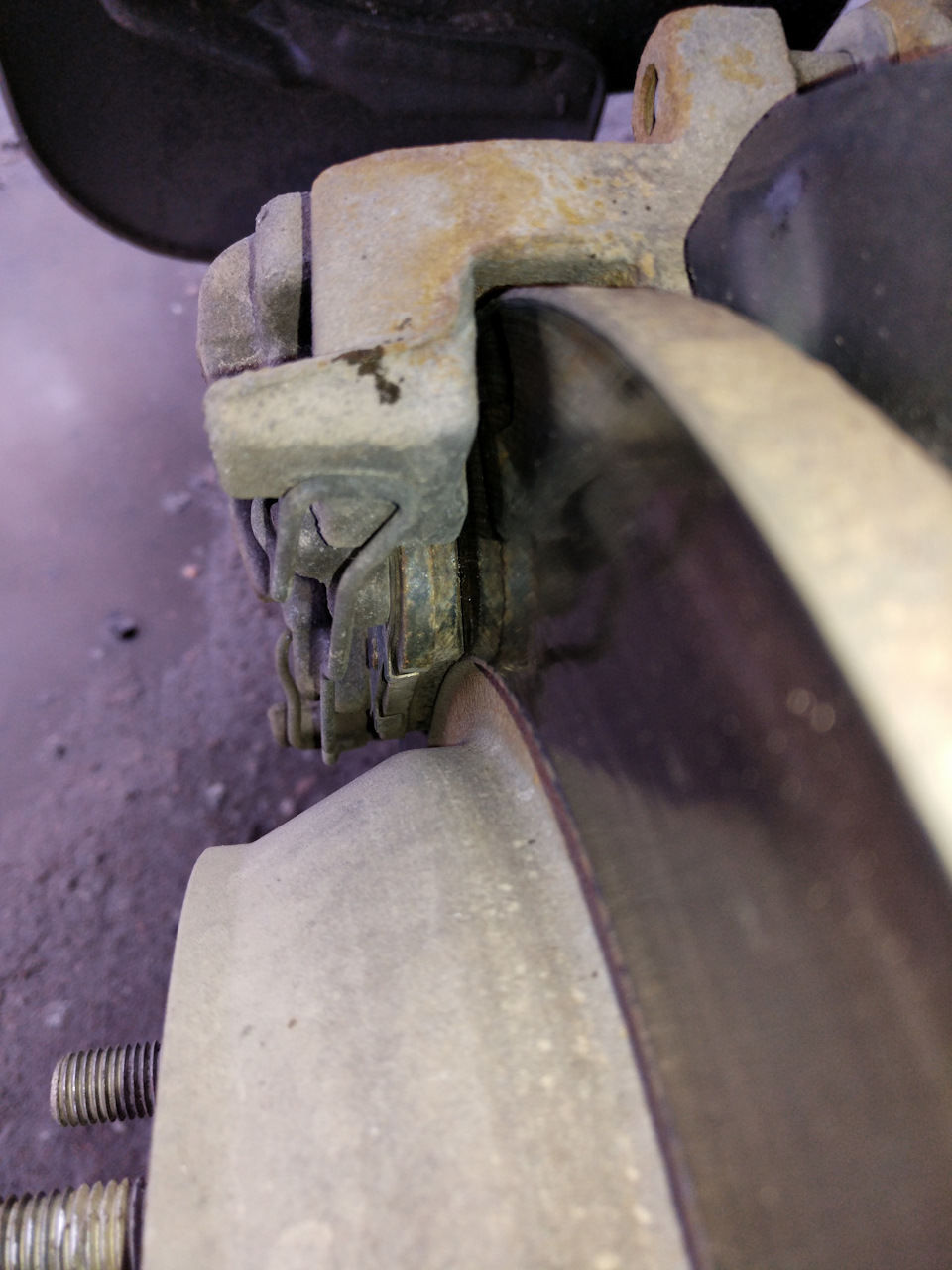 Задние колодки, остаток 4 мм. — Ford Mondeo V