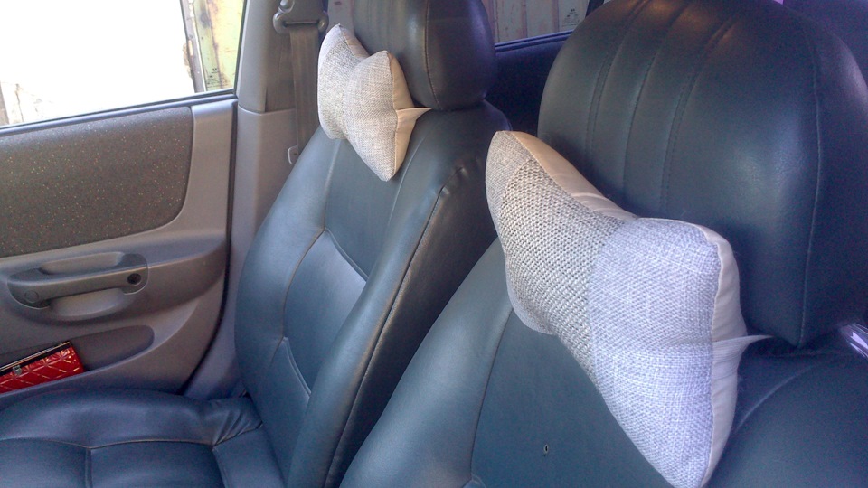 Подушка на пассажирское сиденье. Подушки под шею Хендай. Акцент на 14 Джемини.