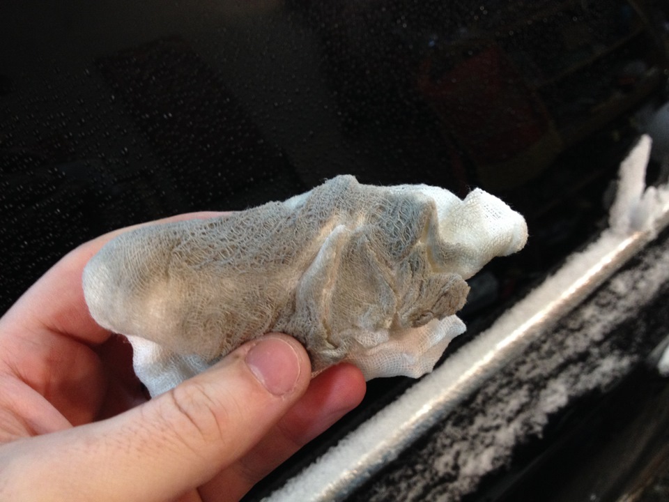 Вот на что стала похожа белоснежная трепка, после контакта с моих сидением обработанным химией — Volkswagen Passat B6