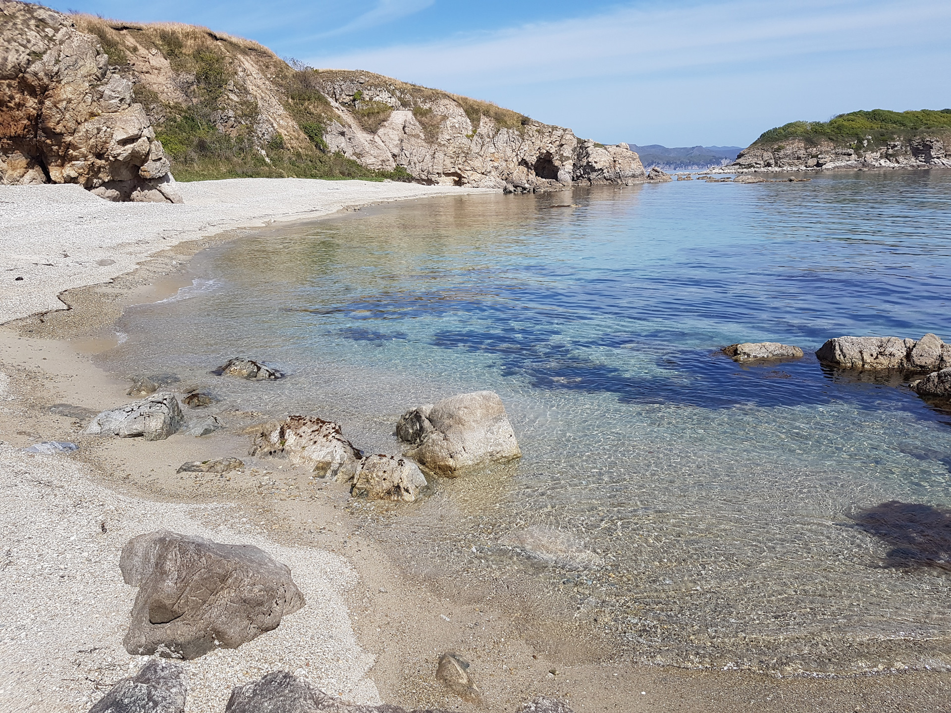 Бухта орлинка полуостров гамова. Бухта теплая. Бухта теплая. Бухта витязь осенью. Теплые бухты в мае крым.