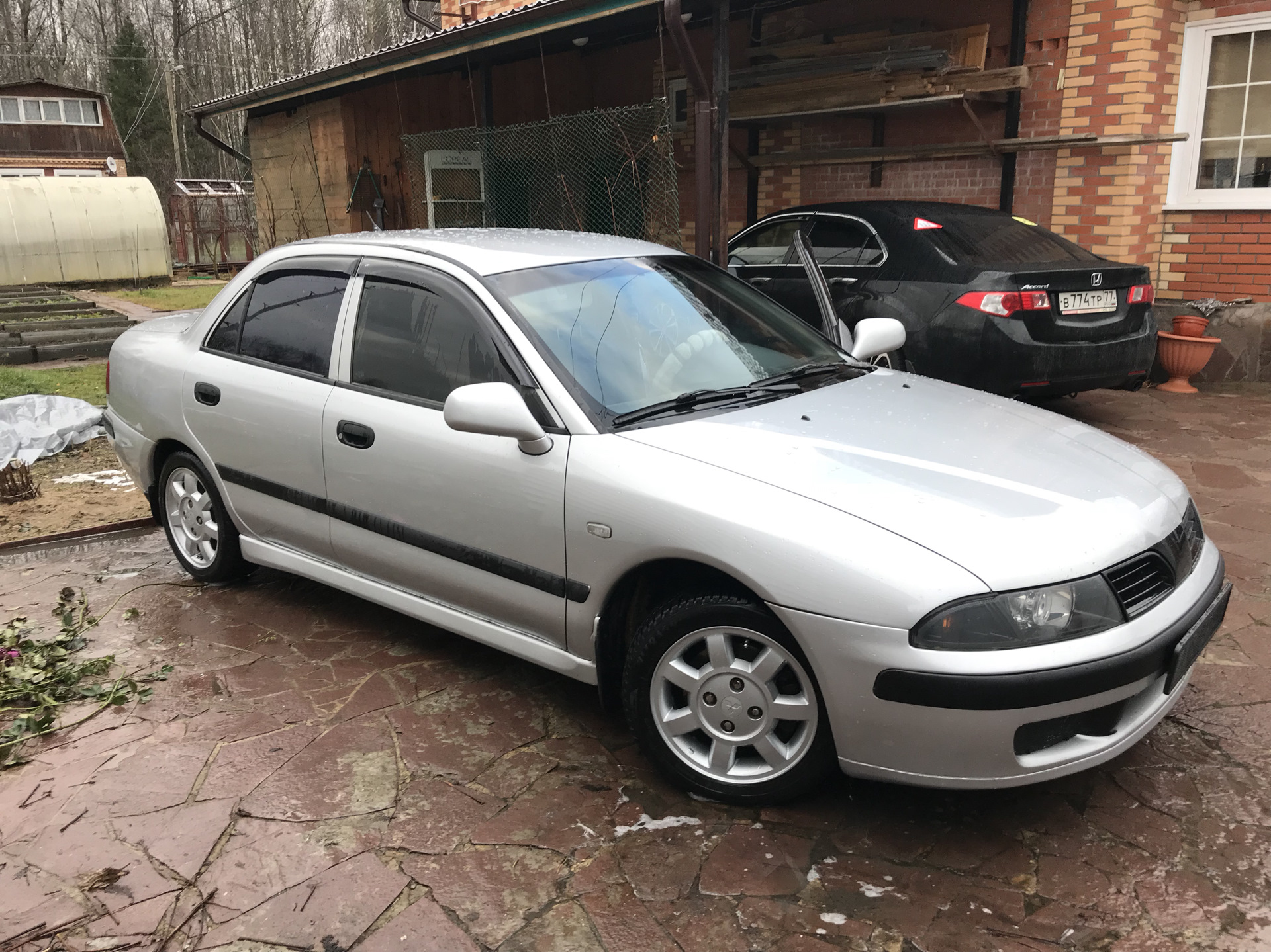 Mitsubishi carisma 2002 год. Митсубиси Каризма 2002. Митсубиси Каризма 2002 1.6. Митсубиси Каризма 2002 1.6 хэтчбек. Мицубиси Carisma 1.6 2001.