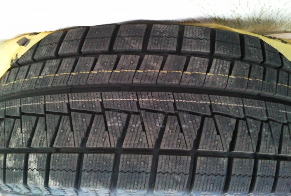 Bridgestone blizzak z3. Bridgestone Blizzak липучка. Бриджстоун Рево GZ липучка. Бриджстоун липучка резина зимняя 215/55/17. Шина Бриджстоун близак липучка.