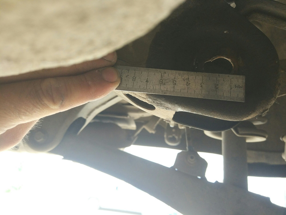 Задний подрамник или я вроде нашел, что стучит в задней подвеске ...