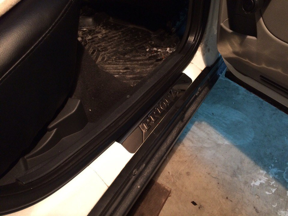 декоративные накладки порогов с нержавейки — Lada Приора хэтчбек, 1,6 л ...