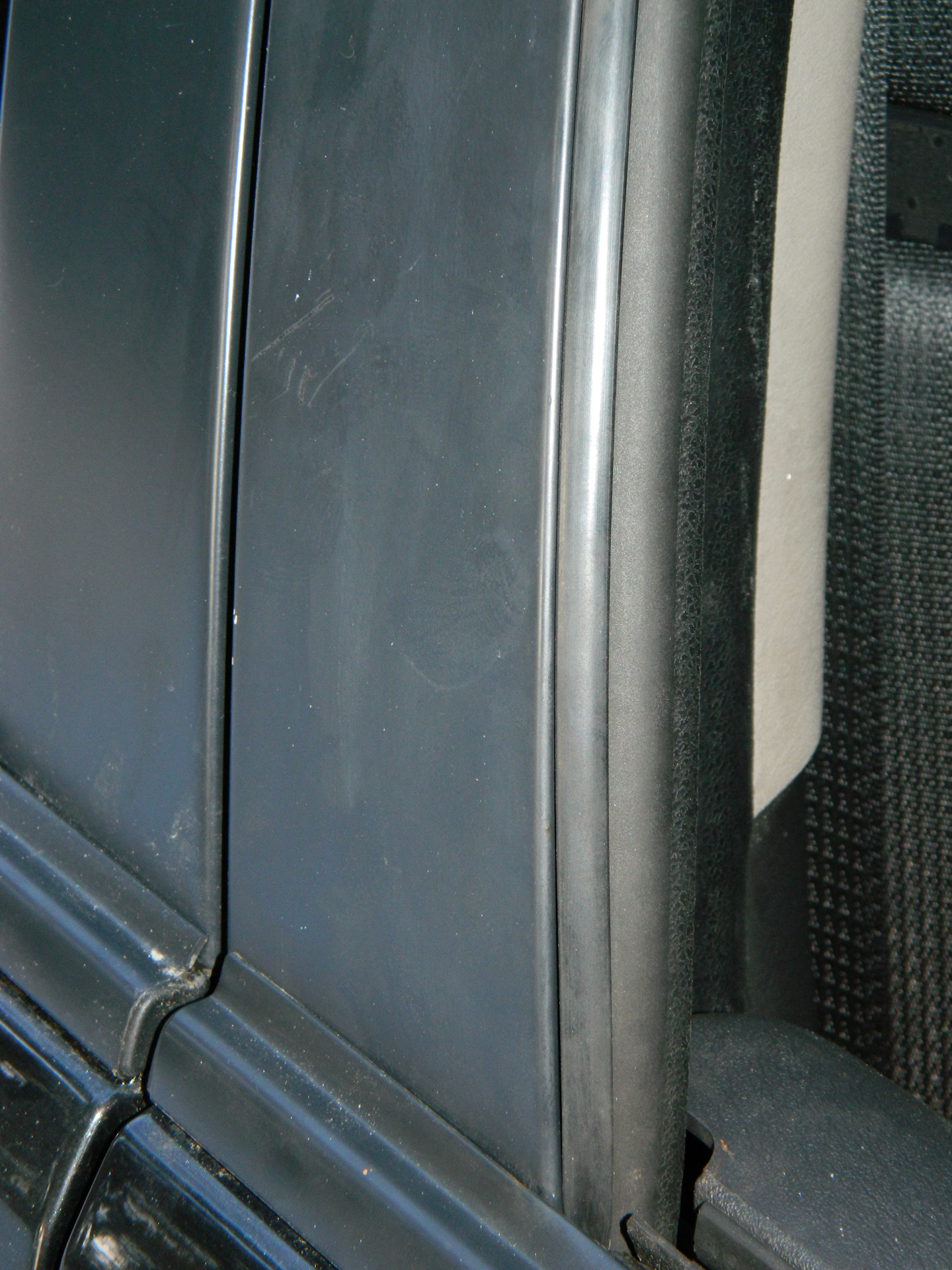 Поменять накладку на дверь. Накладка стойки двери ГАЗ 21. Sebring стойки дверей. Вентиляция в дверные стойках CR-V. ГАЗ Сайбер дренажные отверстия задней двери.