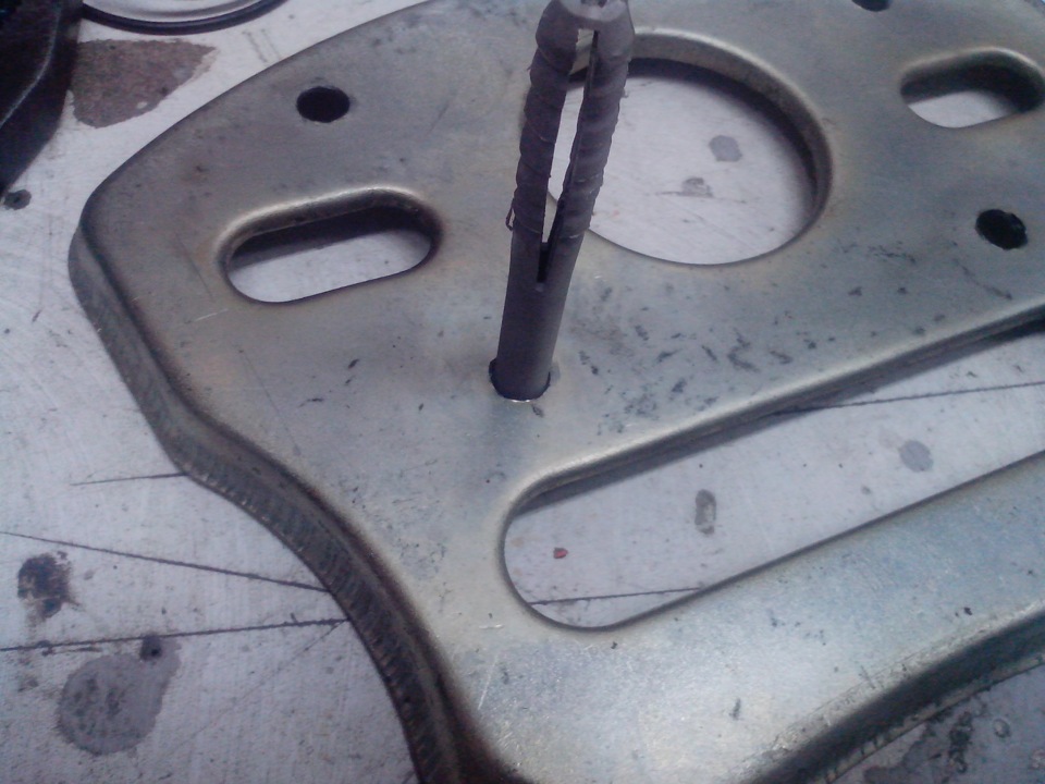 рассверливаем, чтобы пролезал дюбель — ГАЗ 3110