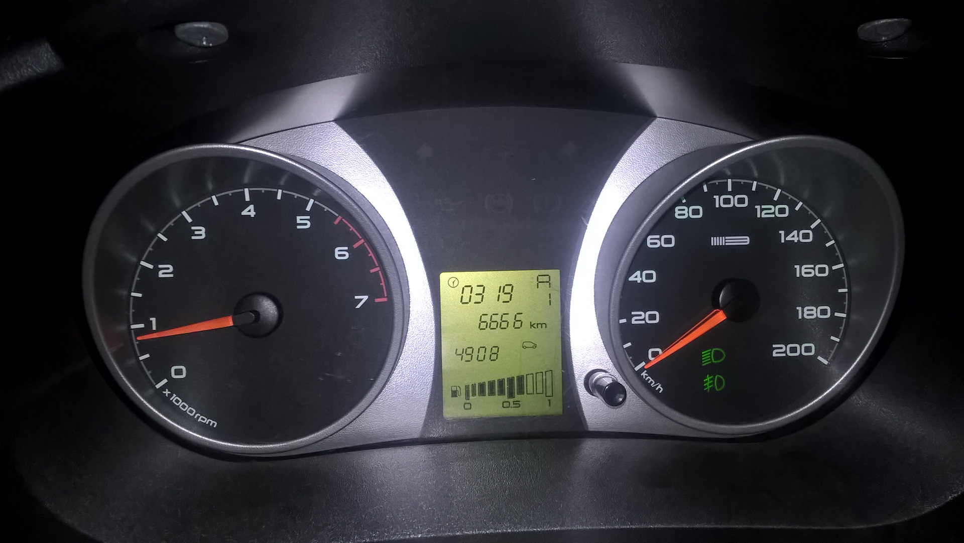 Датчик давления масла калина 106л. Калина 2 сигнализатор. Калина 2 сигнализатор. Горит лампочка давления масла на гранте. Контрольная лампа дренаж.