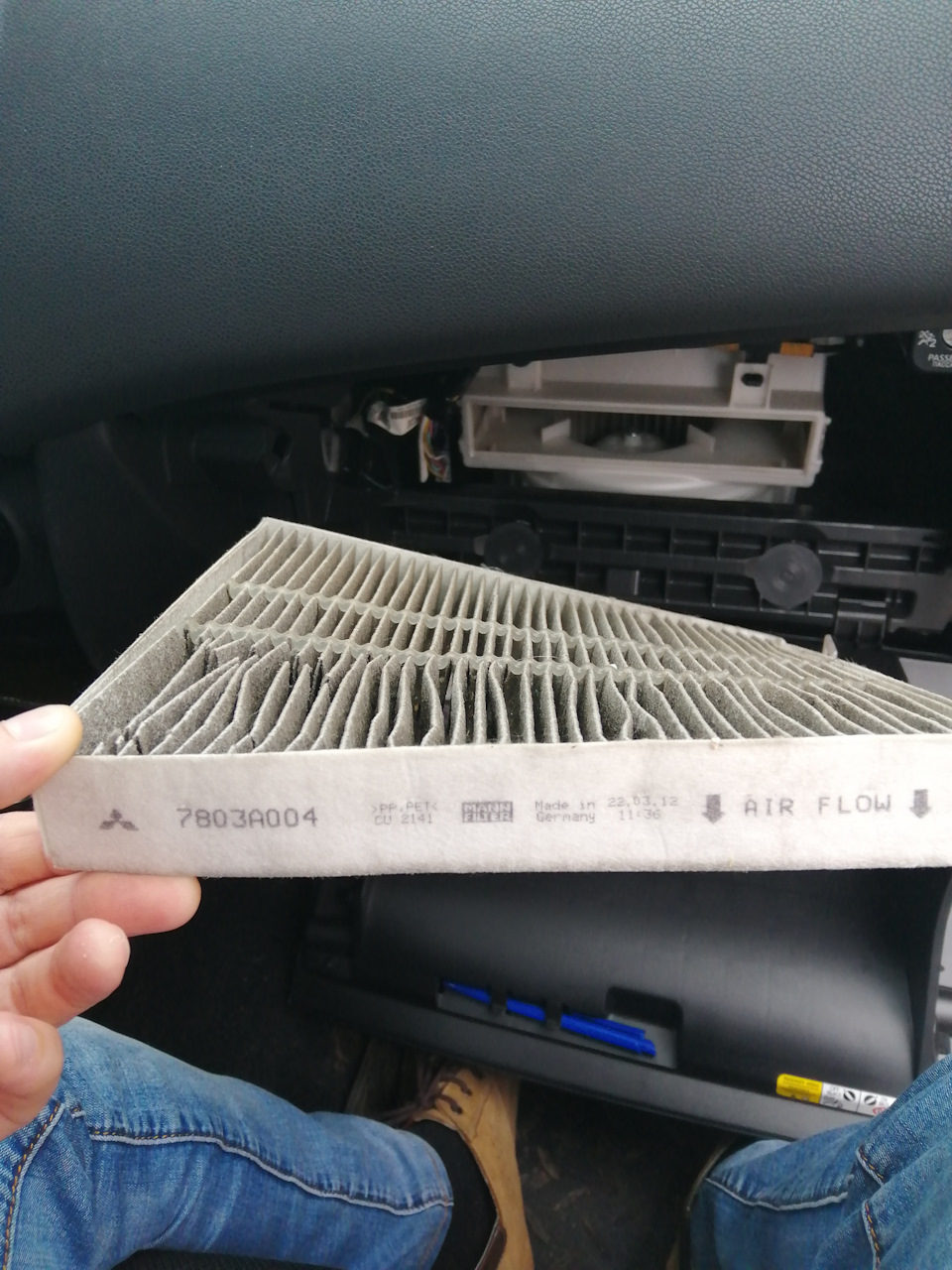 Замена салонного фильтра — Mitsubishi ASX, 1,6 л, 2012 года | плановое ...