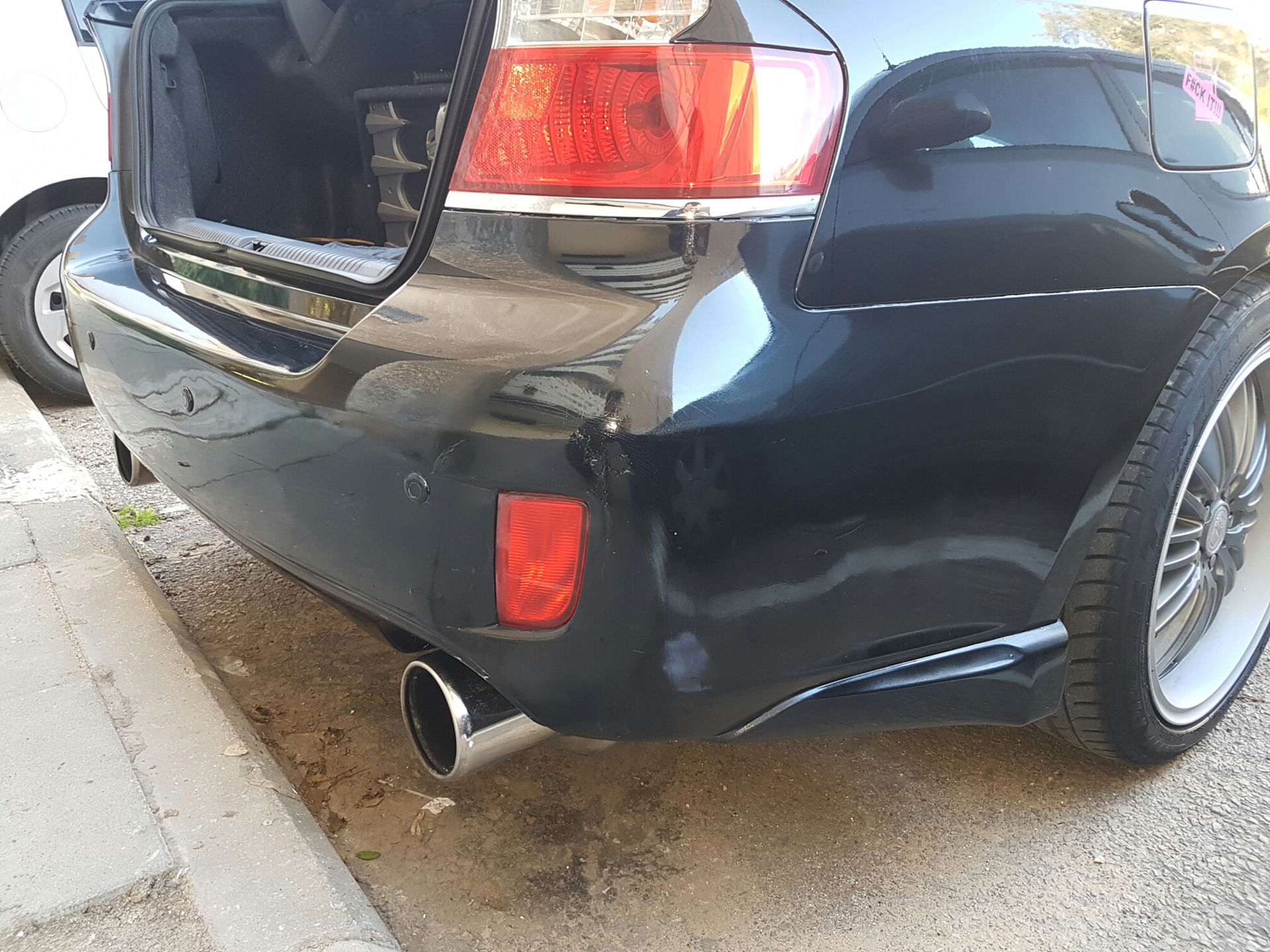 Покраска заднего крыла. Стесанный бампер. Хреново покрашенный задний бампер. Локальная покраска заднего крыла ауди. Покраска заднего бампера.