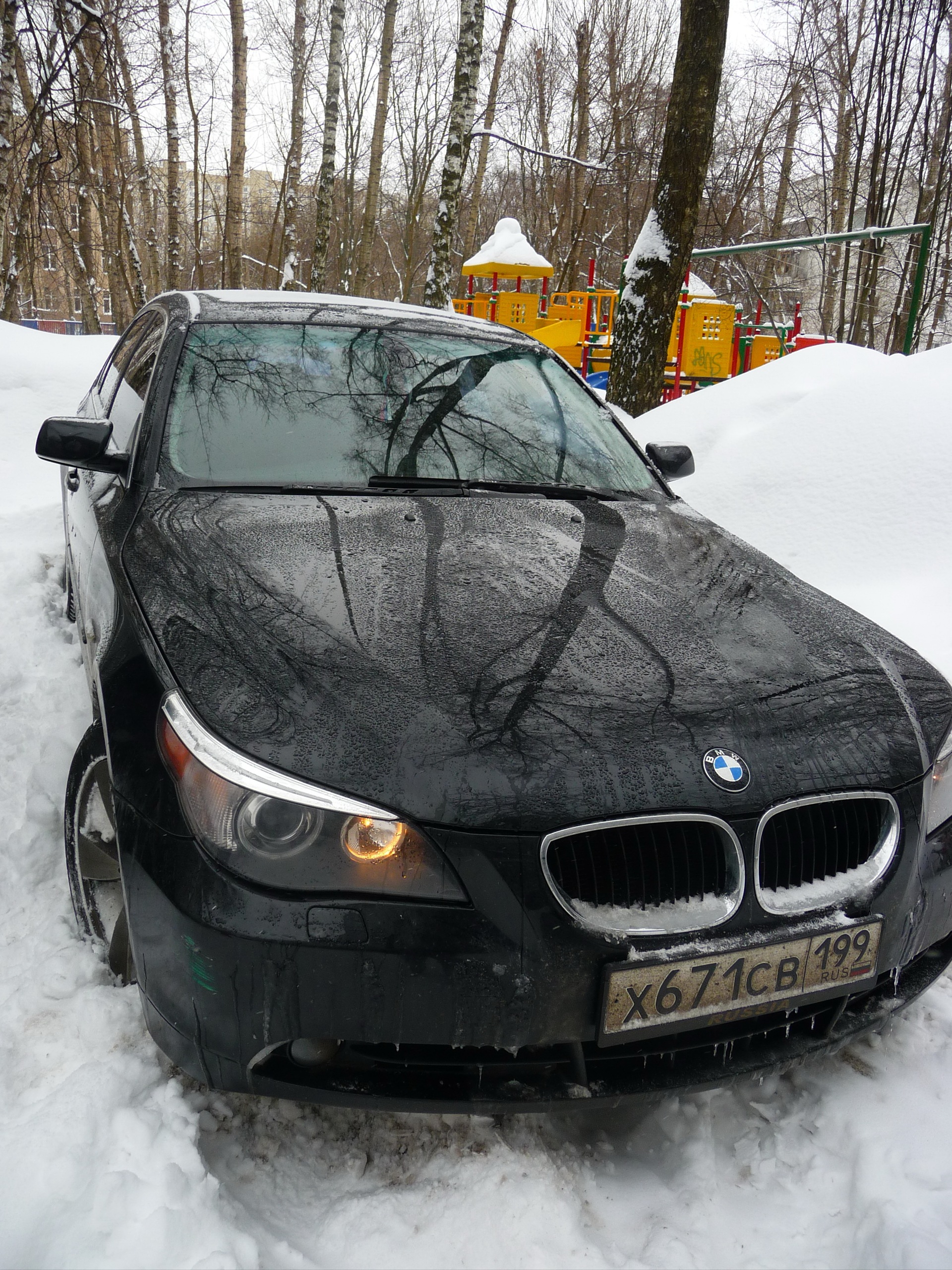 Бмв зимой фото. BMW 5 зима. БМВ 530 2007 года. BMW m5 зимой 2007. БМВ 525 I черная зимой.