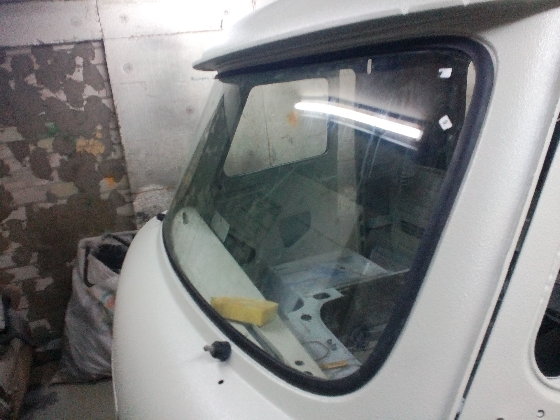 Лобовое стекло уаз буханка. Стекло ветровое уаз буханка. Лобовое стекла уаз буханка 1575. Утеплитель уаз буханка лобовой. Как вставить лобовое стекло на буханка.