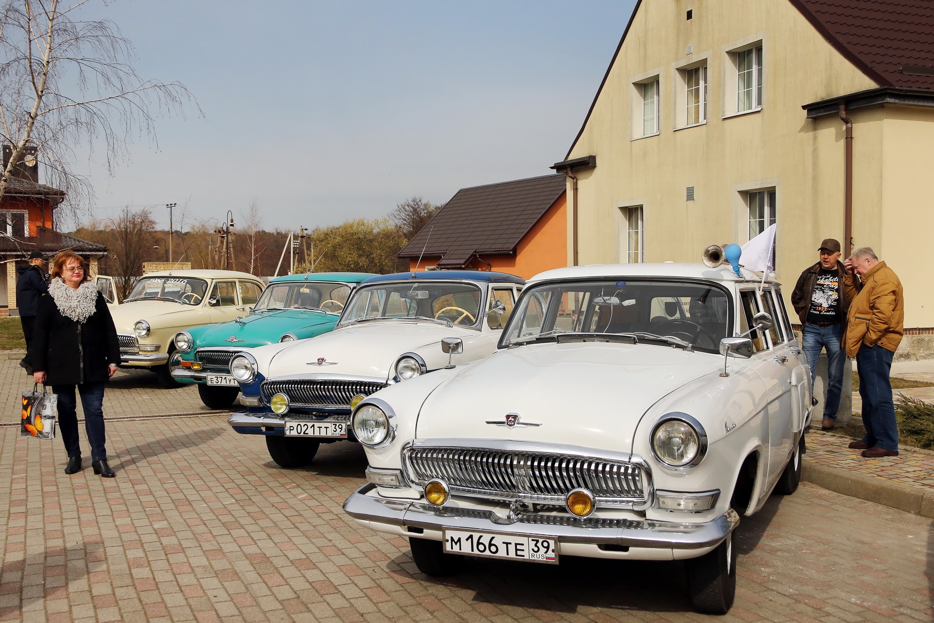 свадебный кортеж мерседес 222. свадебная машина. свадебный кортежпорш каен. машина гости. машина гости.