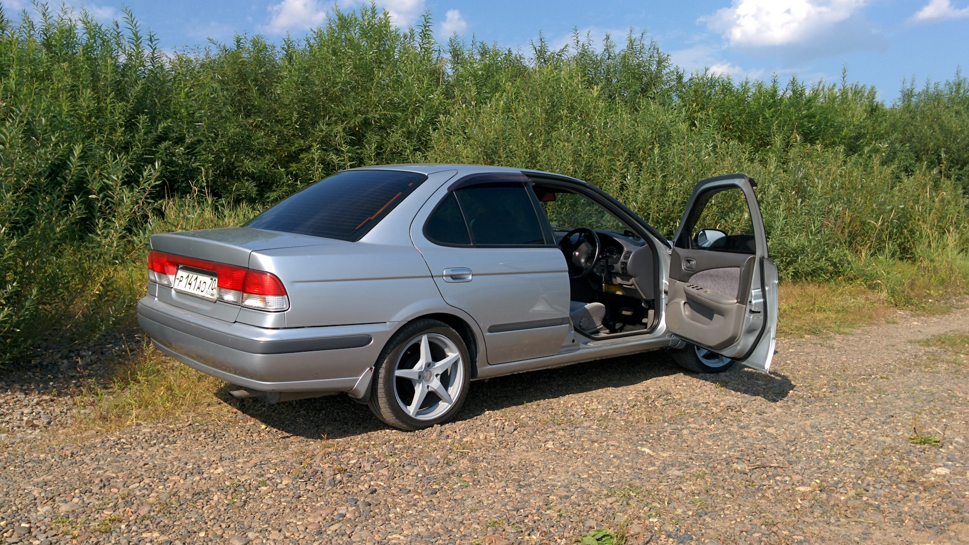 Разборки ниссан санни. Nissan Sunny r16. Ниссан Санни r16. Ниссан Санни на 16 дисках. Nissan Sunny b15 r16.