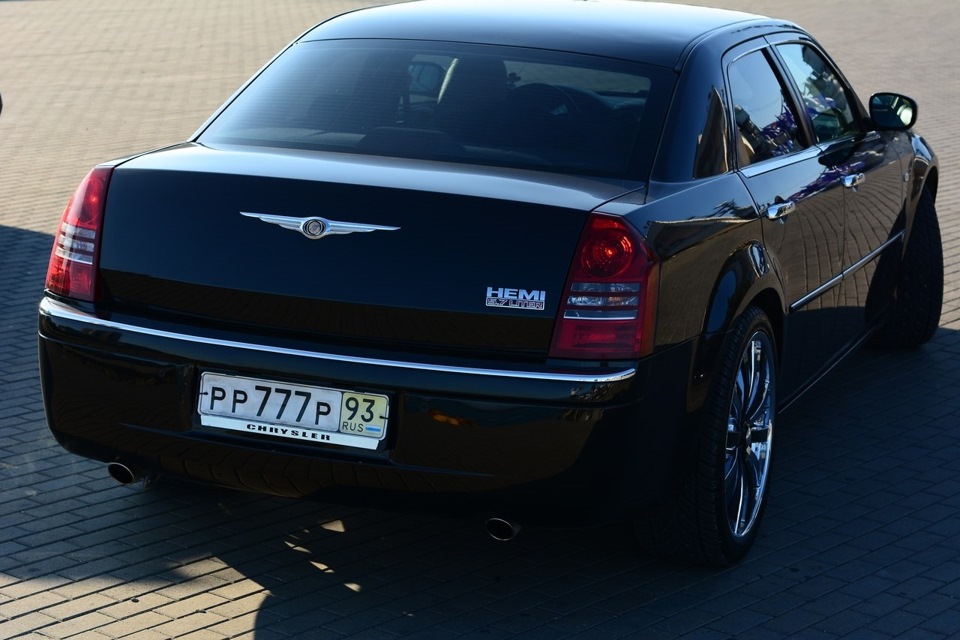 Chrysler 300c 2022 сзади