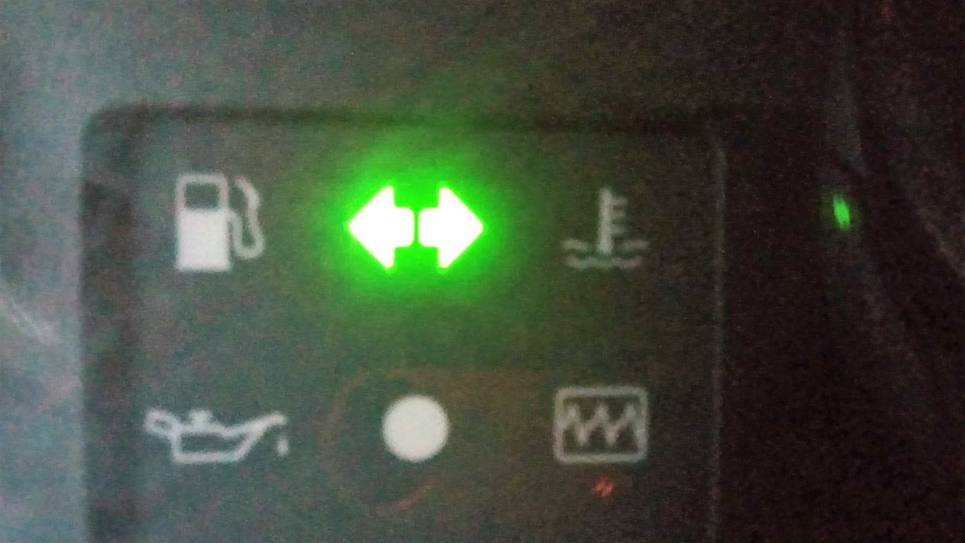 Почему загорается при движении. Зеленая кнопка на панели Рено Логан 1. Контрольная лампочка на панели Renault Duster. Реле аварийки Логан 2. Рено Дастер 1,6 приборов сигнальные лампы.