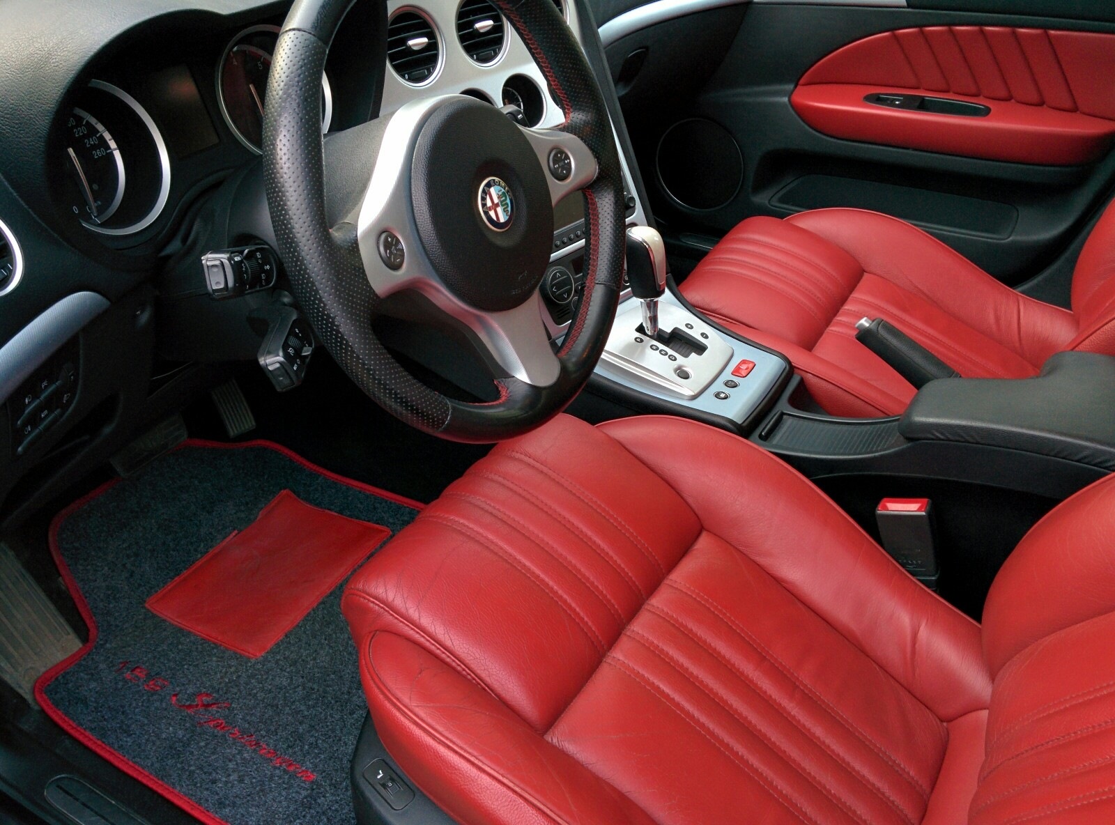 Alfa Romeo 159 красный салон